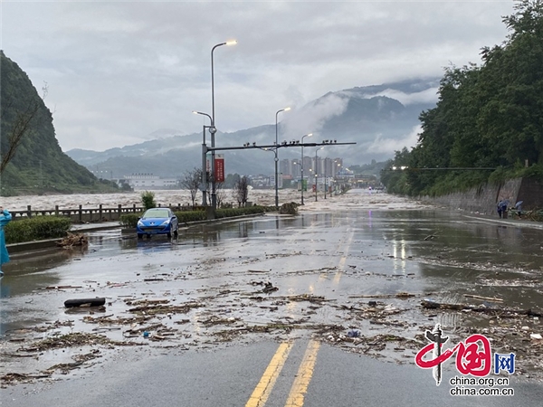 “雅安暴雨实时报道”